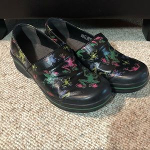 Dansko Women's Shoes EU 39/US 8-8.5 N Black Frog.